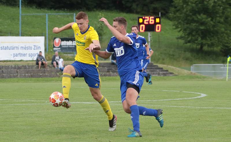 Fotbalisté Slavičína (v modrých dresech) na úvod přípravy zvítězili na Vršavě se Zlínem B 2:1