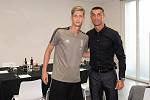 Fotbalista Juventusu Roman Macek (vlevo) se potkal v Turíně s hvězdným Cristianem Ronaldem