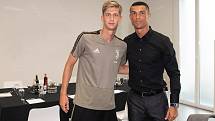 Fotbalista Juventusu Roman Macek (vlevo) se potkal v Turíně s hvězdným Cristianem Ronaldem