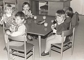 MŠ FRYŠTÁK 1985. Děti ze druhé třídy. Na snímku jsou ti nejmenší z fryštácké školky u svačinky.