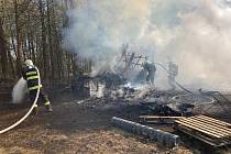 V lese na katastru obce Březnice hořel traktor a šopa.