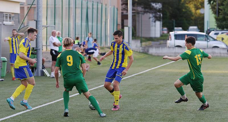 Fotbalisté Baťova (ve žlutém), vítěz krajského přeboru, se se soutěží rozloučili vysokým vítězstvím 9:0 nad Boršicemi. Foto: pro Deník/Jan Zahnaš