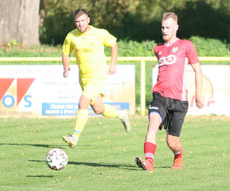 Fotbalisté Kvasic (v červeném) v 10. kole krajského přeboru naplno potvrdili roli favorita a před svými fanoušky jasně 4:0 porazili Nedašov.