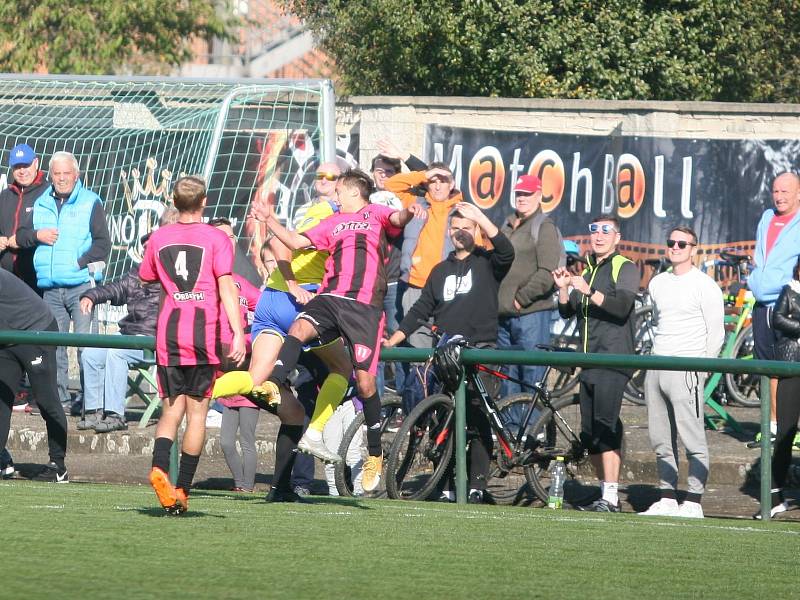 Ve šlágru 10. kola fotbalového krajského přeboru remizovala Napajedla (v červeném) s Baťovem 2:2, když domácí dokázali smazat dvoubrankové manko.