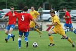 Reprezentační tým Zlínského kraje (ve žlutém) porazil výběr jižní Moravy 1:0 a o postup do hlavní soutěže Regions Cupu, mistrovství Evropy amatérů, se 29. června střetne s vítězem české kvalifikace.