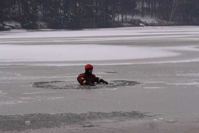 Zlínští hasiči v úterý trénovali na Fryštácké přehradě vyproštění osob, pod nimiž se prolomil  led.