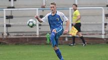 Slušovičtí fotbalisté (modré dresy) doma porazili Velké Karlovice 1:0.