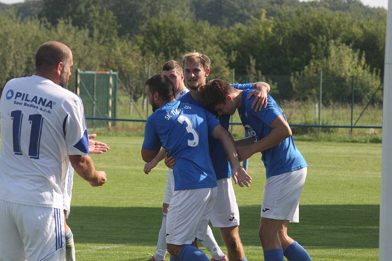 Fotbalisté Tlumačova (modré dresy) v rámci oslav výročí devadesáti let kopané v obci porazili Zdounky 2:0.