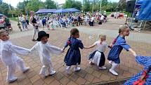 Dětský folklórní festival Májíček. XIII. ročník tradičního česko-slovenského festivalu dětských folklórních souborů před kostelem Panny Marie Pomocnice křesťanů na Jižních Svazích