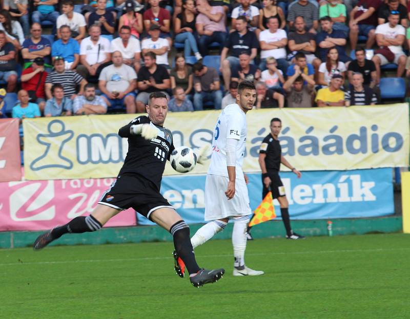 Fotbalisté Zlína (ve žlutých dresech) hostili před vyprodaným hledištěm Baník Ostrava.