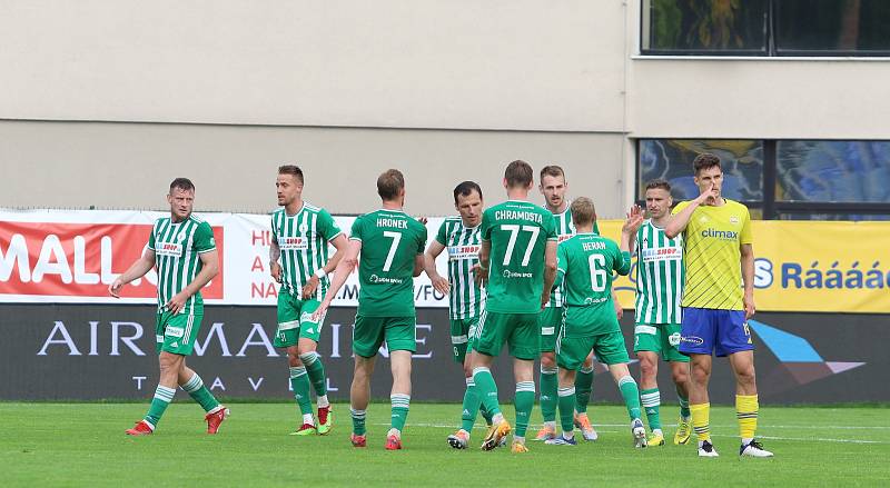 Fotbalisté Zlína (žluté dresy) ve 3. kola skupiny o záchranu podlehli pražským Bohemians 1905 1:4.