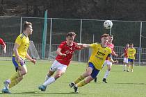 Fotbalisté Zlína B (žluté dresy) se ve 20. kole MSFL utkali v derby s Uherským Brodem.