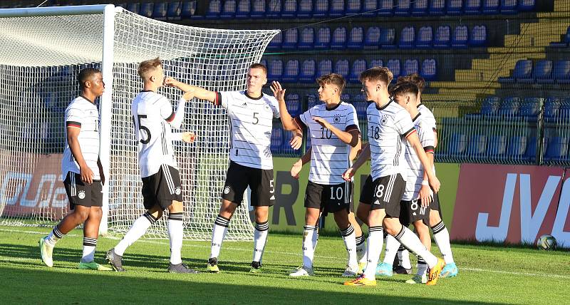 Fotbalisté Německa (bílé dresy) do osmnácti let zdolali na stadionu ve Zlíně Ameriku 2:0