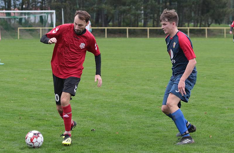 Fotbalisté Mladcové B  (modré dresy) v 10. kole okresního přeboru Zlínska zdolaly Příluky 3:2.