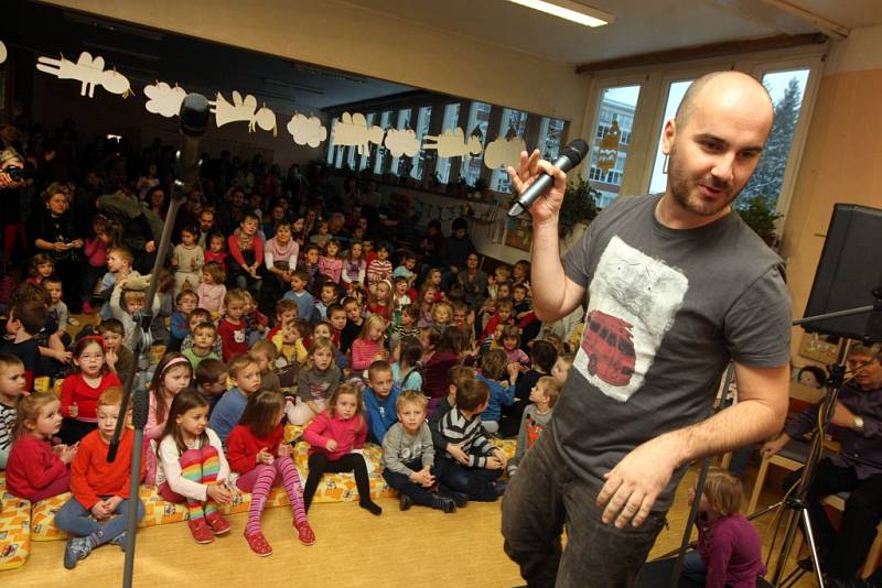 Akce Den pro Zuzanku v mateřské školce Kolektivní dům ve Zlíně.  Dobročinný koncert a jarmark.