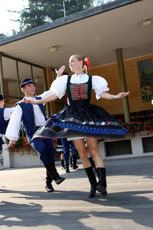 Dny slovenské kultury v Luhačovicích.  Na snímku soubor Družba z Trenčína na Lázeňském náměstí.