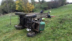 Záchranáři zasahují v pátek 28. října 2022 před polednem u nehody traktoru v Dobrkovicích na Zlínsku.