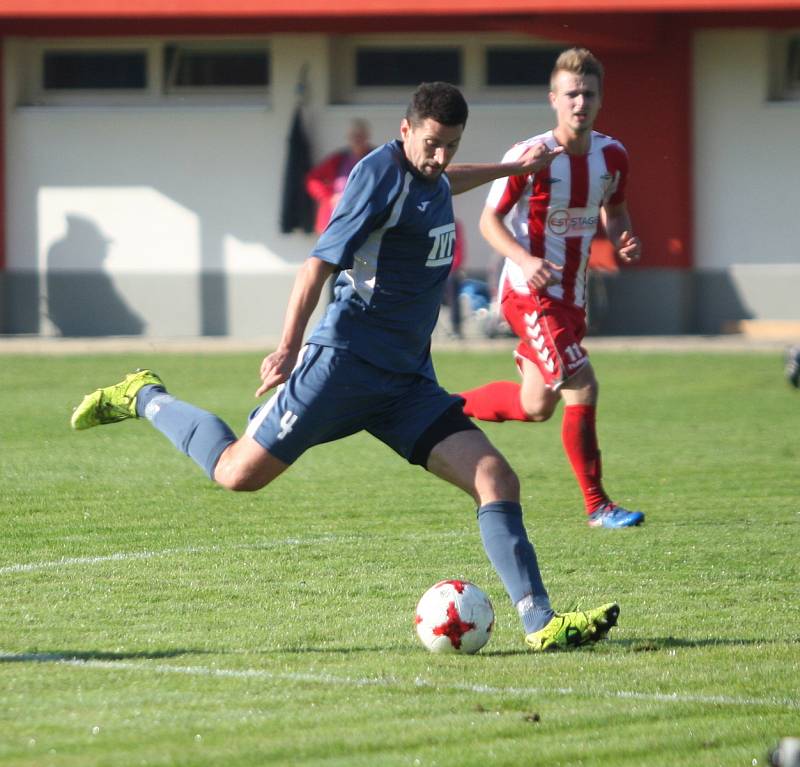 Fotbalisté Brumova (bílo-červení) v 11. kole divize E remizovali v derby se Slavičínem 1:1.