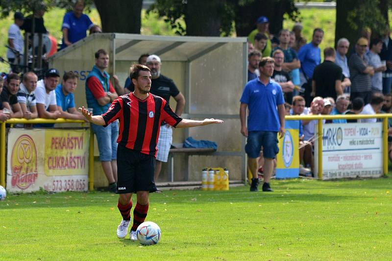 Fotbalisté Kvasic (v bílém) ve druhém kole krajského přeboru před početnou hodovou návštěvou porazili nováčka z Francovy Lhoty vysoko 5:0.