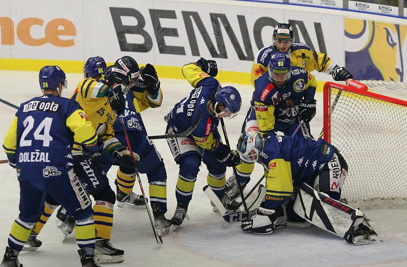 V páteční předehrávce 22. kola Chance ligy změřili síly hokejoví rivalové Zlína (ve žlutém) a Přerova.