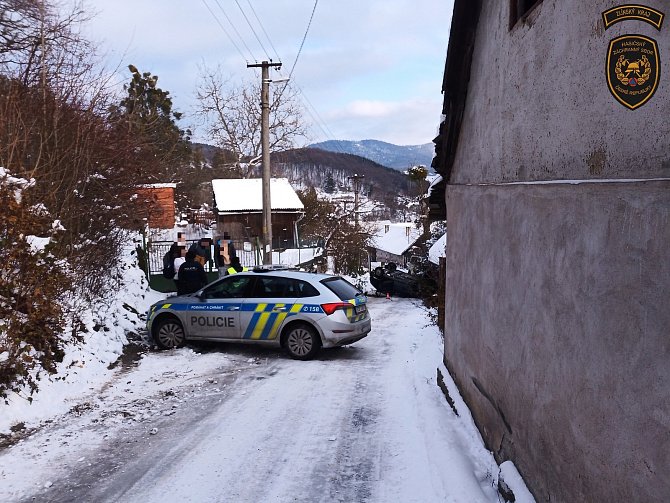 Auto se čtyřmi mladíky skončilo v Kašavě na Zlínsku na střeše. Při nehodě se zranil řidič vozidla.
