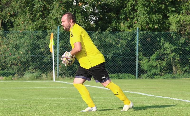 Fotbalisté Štípy (v tmavých dresech) porazili Hvozdnou jednoznačně 5:0.