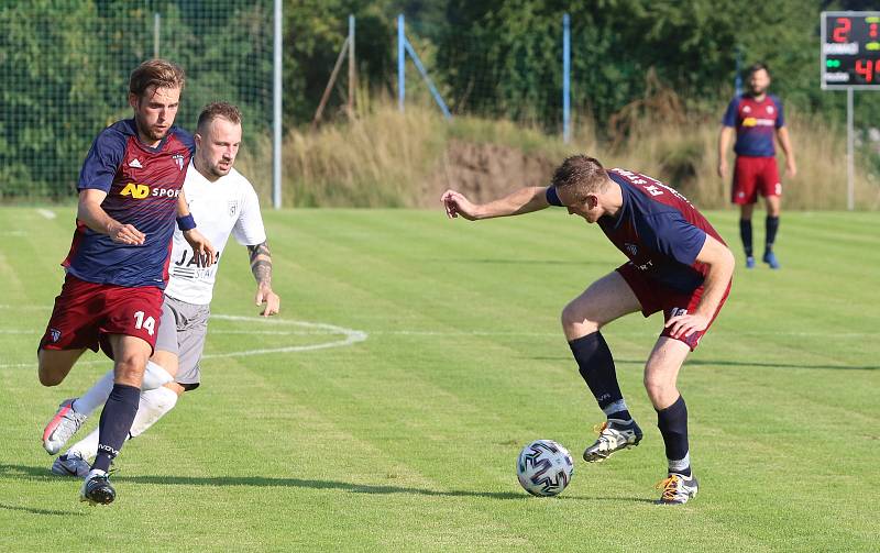 Fotbalisté Štípy (v tmavých dresech) porazili Hvozdnou jednoznačně 5:0.