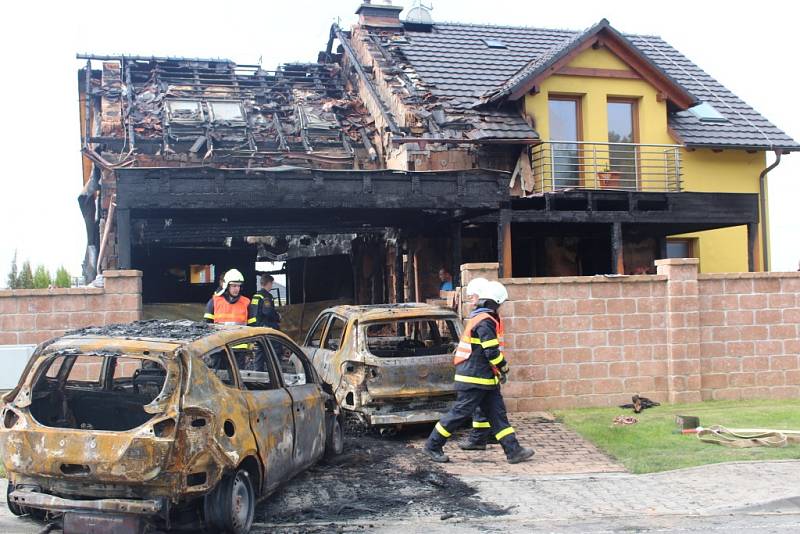 Požár přístřešku a rodinného domu ve Hvozdné.