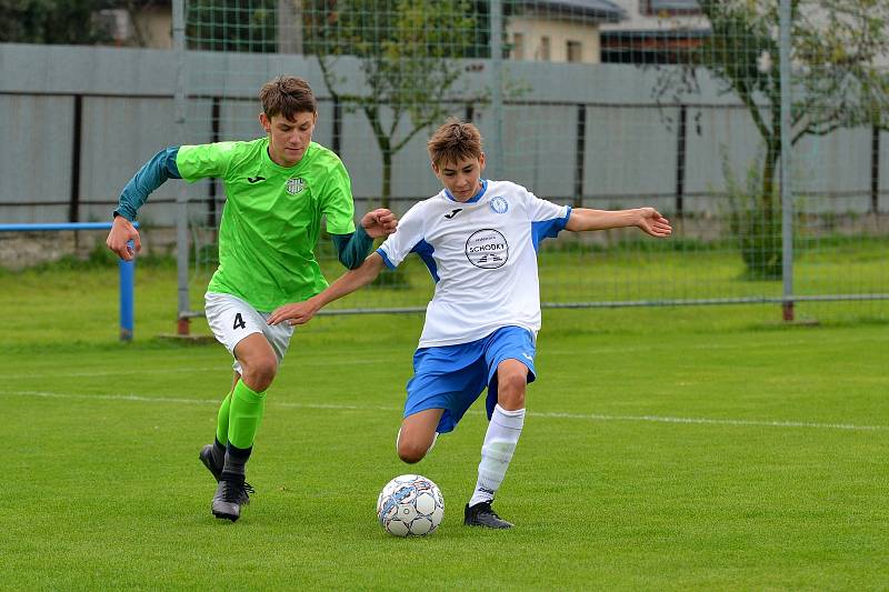 Dorostenci Tlumačova (bílé dresy) ve 3. kola krajské soutěže skupiny A podlehli Horní Lideči 1:4 a jsou bez bodu poslední.