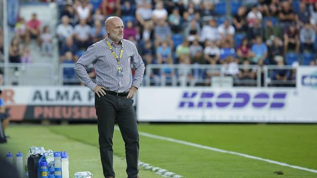 Bývalý trenér fotbalistů Zlína Michal Bílek při památném derby na Slovácku.