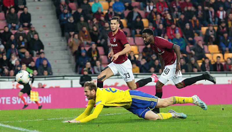 Fotbalisté Zlína (žluté dresy) se ve 23. kole FORTUNA:LIGY utkali proti Spartě Praha. Na snímku Tomáš Poznar. Foto: pro Deník/Jan Zahnaš