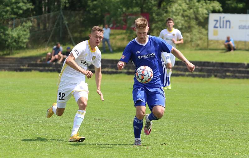 Fotbalisté Zlína (bílé dresy) v úvodním letním přípravném zápase přehráli třetiligový Uničov 5:1.