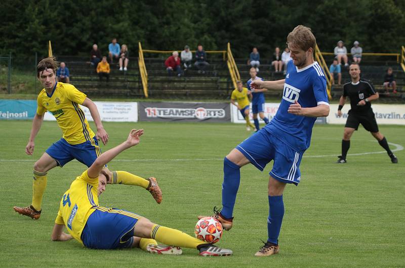 Fotbalisté Slavičína (v modrých dresech) na úvod přípravy zvítězili na Vršavě se Zlínem B 2:1