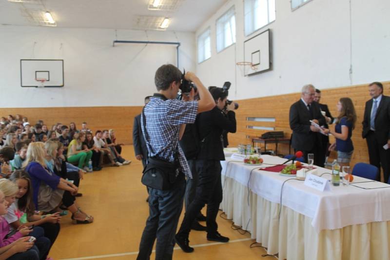 Prezident Miloš Zeman besedoval se studenty na gymnáziu na Lesní čtvrťi