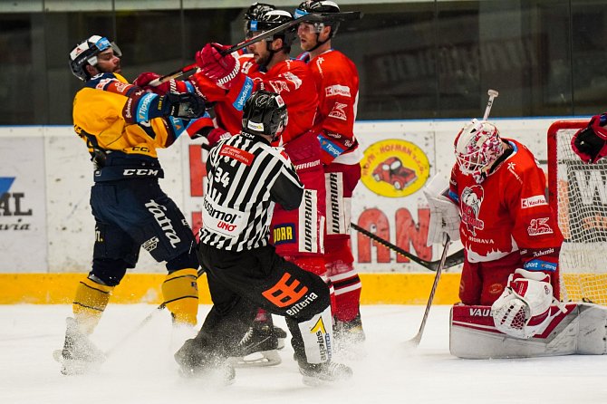 Hokejisté Zlína (žluté dresy) padli v Olomouci 0:4.