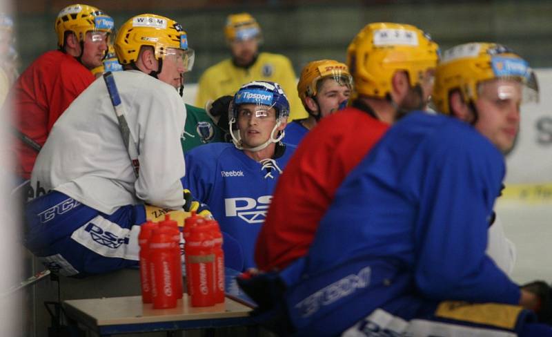 Útočník a hokejový odchovanec Znojma Adam Havlík si v novém působišti v pátek ve Zlíně poprvé zatrénoval.