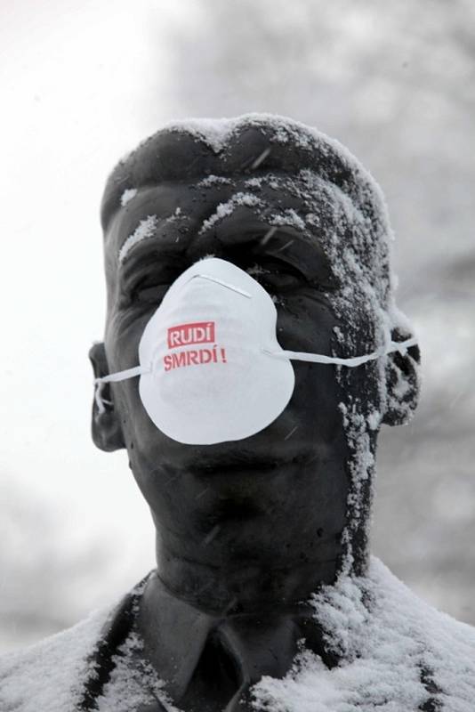 Demonstrace proti KSČM v radě Zlínského kraje.