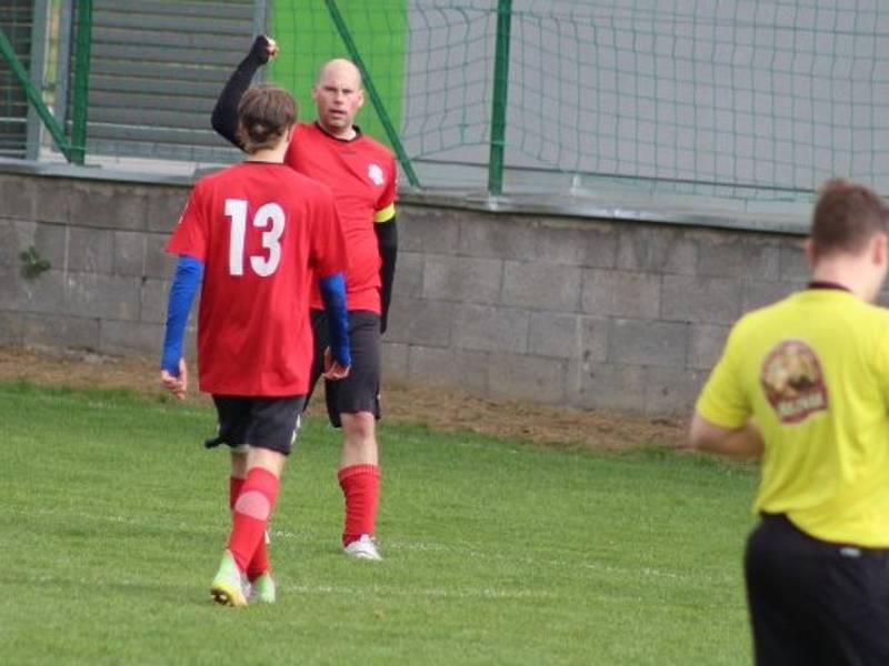 Fotbalisté Příluk (v červeném) dál pokračují v jarní spanilé jízdě, o víkendu doma porazili Prlov 3:0. Foto: archiv FK Příluky