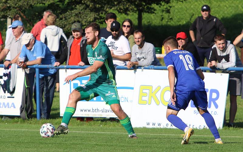 Fotbalisté Slavičína (v modrém) ve 2. kole MOL Cupu ve středu odpoledne před svými fanoušky podlehli prvoligové Karviné 1:5. Foto: Deník/Jan Zahnaš