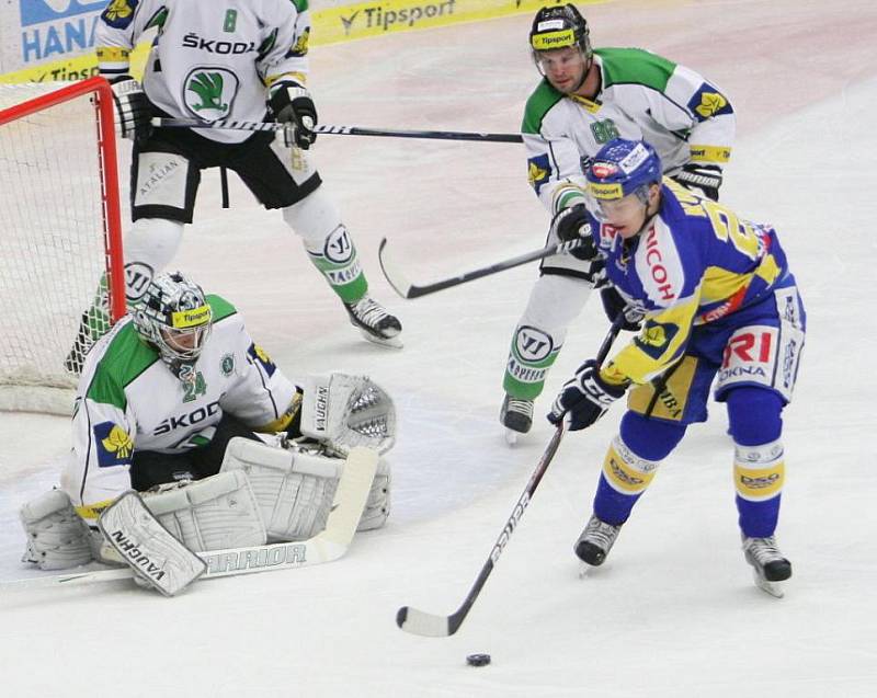 Extraligoví hokejisté Zlína se střetli v rámci 41. kola nejvyšší soutěže Mladou Boleslav. Před brankářem Hüblem Pavel Kubiš (v modrém).