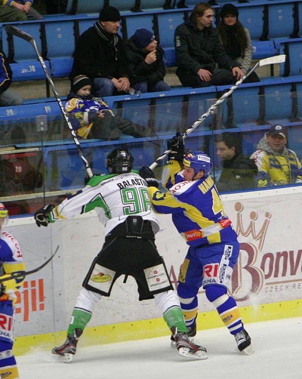 Extraligoví hokejisté Zlína se střetli v rámci 41. kola nejvyšší soutěže Mladou Boleslav. Souboj Jaroslava Balaštíka (v bílém) s Martinem Hamrlíkem.