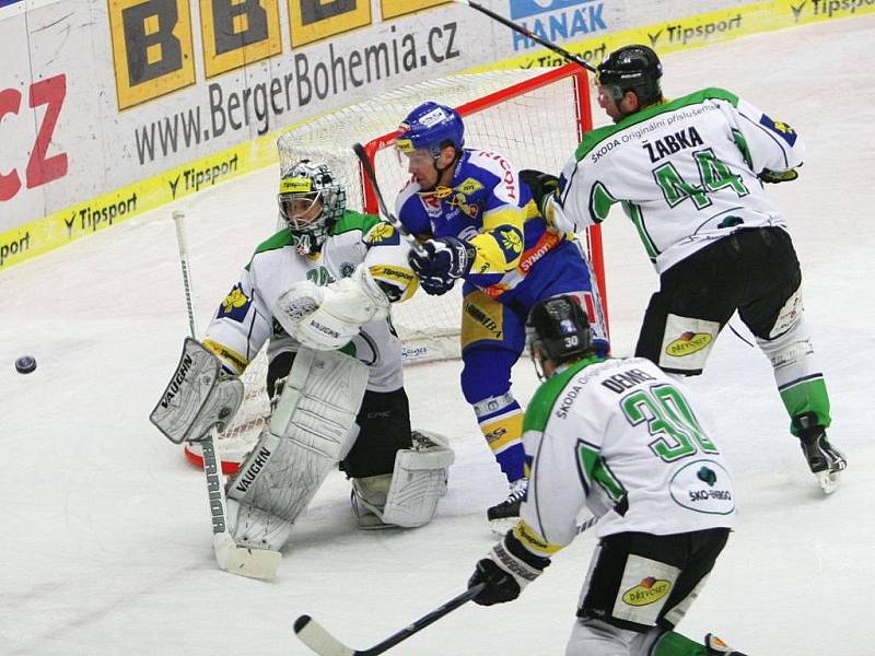 Extraligoví hokejisté Zlína se střetli v rámci 41. kola nejvyšší soutěže Mladou Boleslav. Petr Čajánek (v modrém) a Boris Žabka (v bílém) před brankářem Hüblem