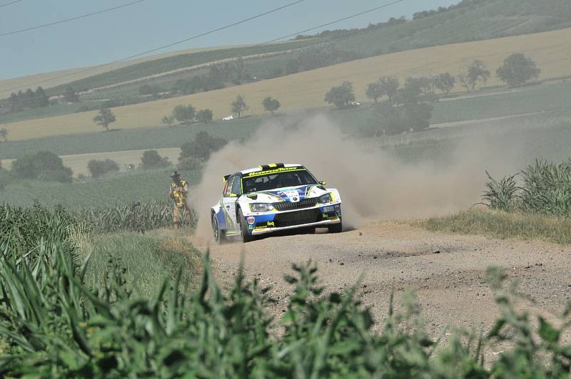 Vítězem 17. ročníku Agrotec Petronas Syntium Rally Hustopeče se stal Jan Kopecký (Škoda Fabia Rally2 evo), který o necelých sedm vteřin porazil Václava Pecha (Ford Focus WRC).