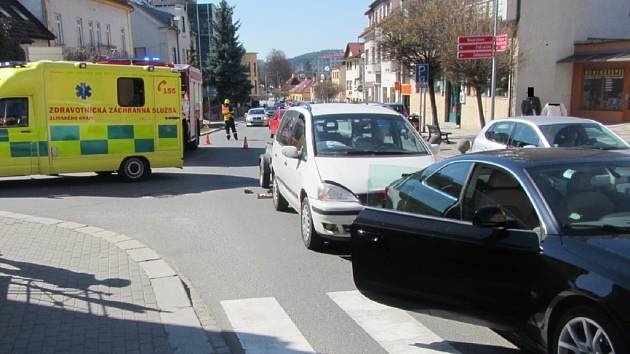 Chodkyně na přechodu byla sražena při dopravní nehodě.