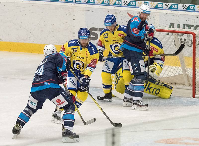 1. třetina zápasu Piráti Chomutov - Aukro berani Zlín Tipsport Extraligy v ledním hokeji.