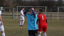 Fotbalisté Tlumačova (bílé dresy) v dohrávce 11. kola krajské I. B třídy skupiny C podlehli Polešovicím 0:2.