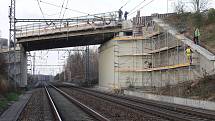 Oprava mostu přes železnici u obce Tlumačov.