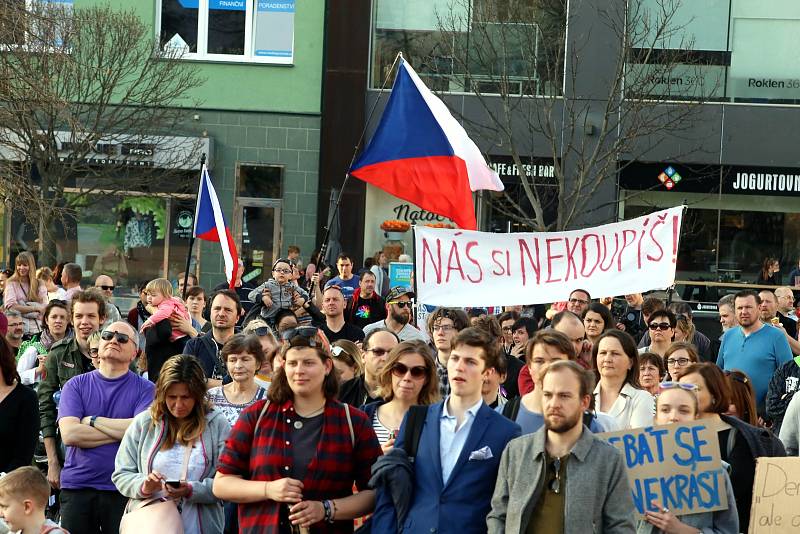 Demostrace proti vládě A. Babiše na náměstí Míru ve Zlíně.