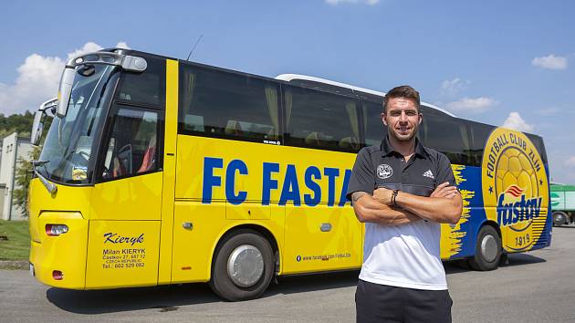 Fotbalisté ligového Zlína se pyšní autobusem v tradičním klubových barvách