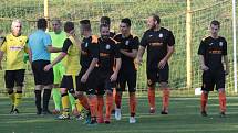 Fotbalisté Tečovic (ve žlutých dresech) prohráli v 10. kole krajské I. B třídy skupiny B s Louky 1:2. Foto: pro Deník/Jan Zahnaš